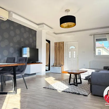 Aria Lux فردنيك